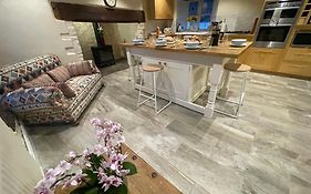 Tynewedd Farmhouse - Historic 1652 Farmhouse, Hot Tub, Sleeps 12